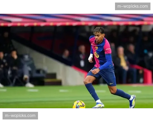 特写：巴萨小将亚马尔突破造点，亲自命中后亲吻队徽