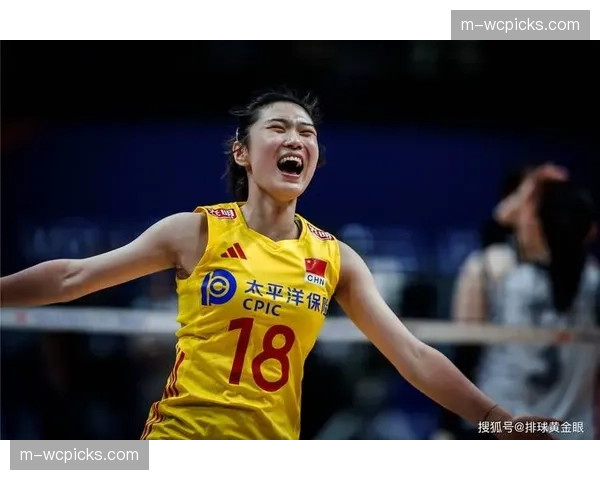 特写：德国女排自由人屡次上演极限防守，扑救后膝盖擦伤仍坚持比赛