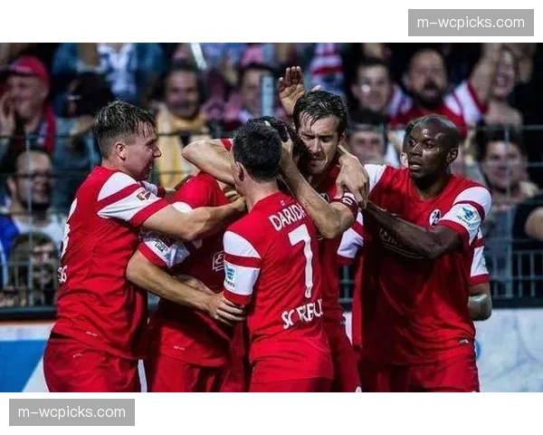 即时:美因茨球员因抗议判罚延迟开球,裁判出示黄牌警告